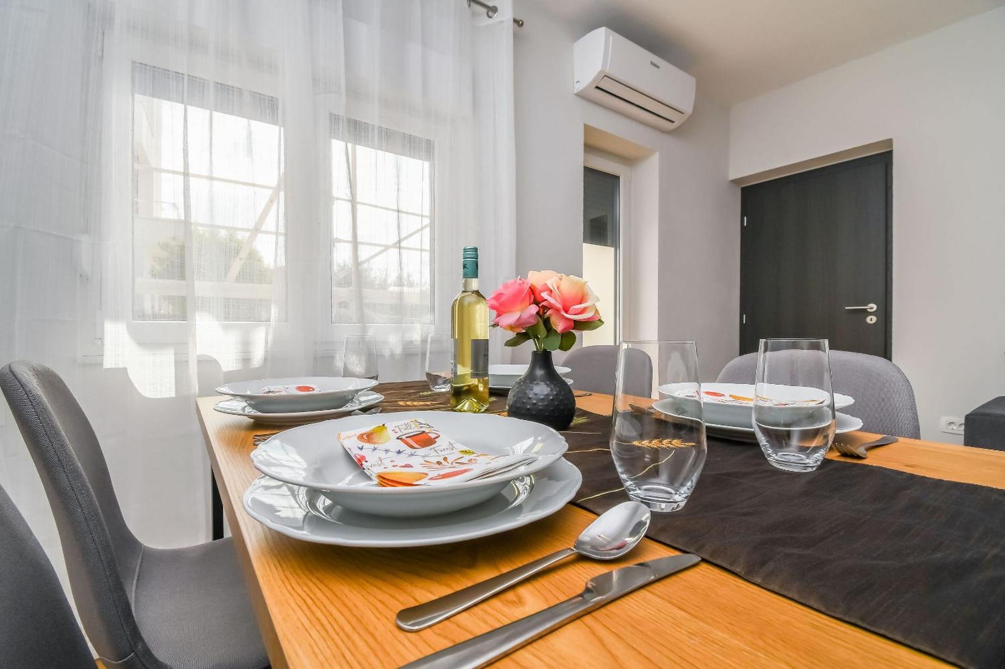 טרוגיר Apartments Neli מראה חיצוני תמונה